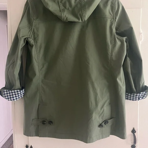 EUC Vineyard Vines Green Raincoat with Blue Gingham Cuffs - Picture 3 of 3